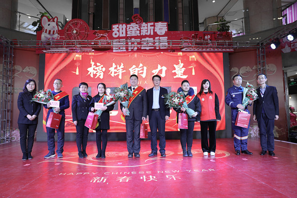 城市温情与友情相伴的小故事（或可简化为“城市温情故事”）