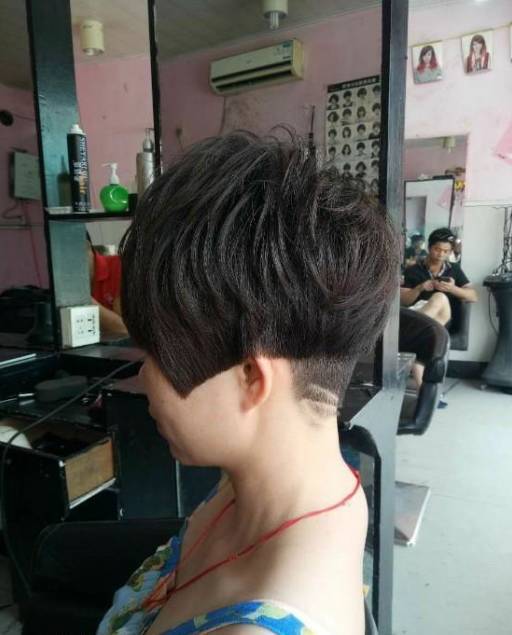 短发后座