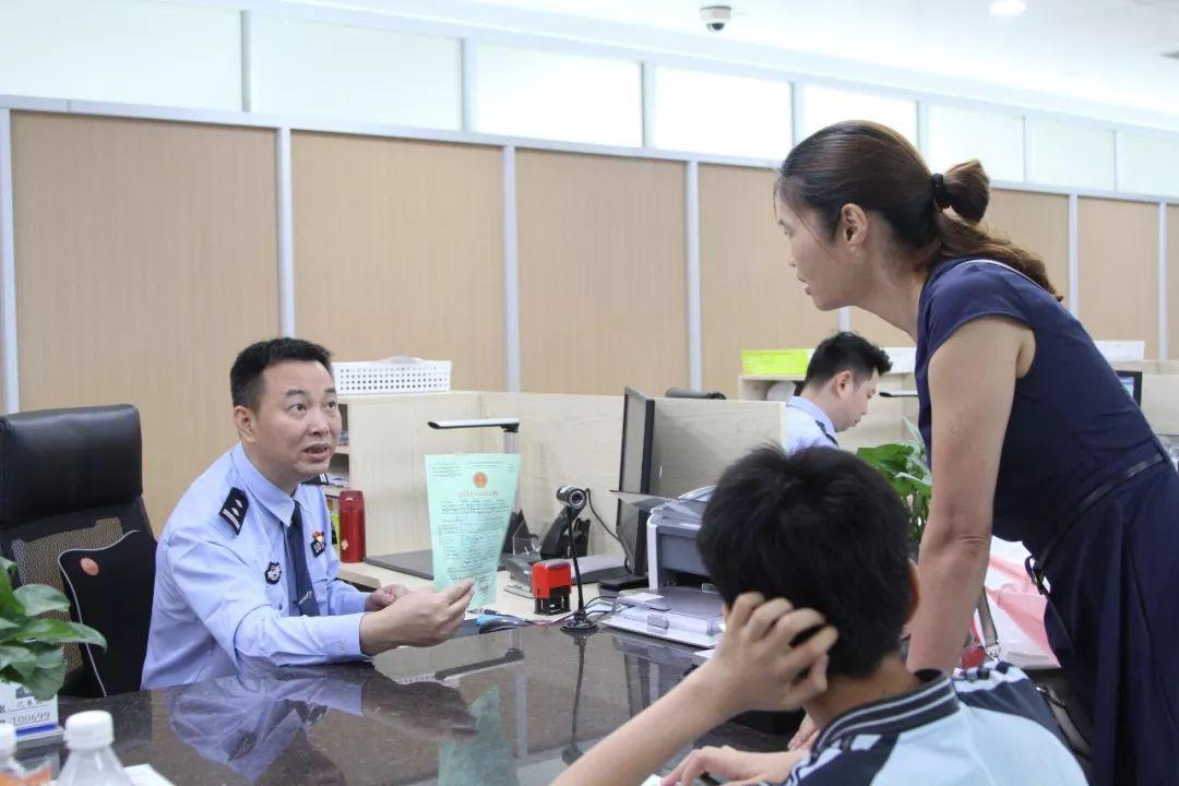 中国护照背面设计更新，自信与成就感的艺术之旅展现新面貌