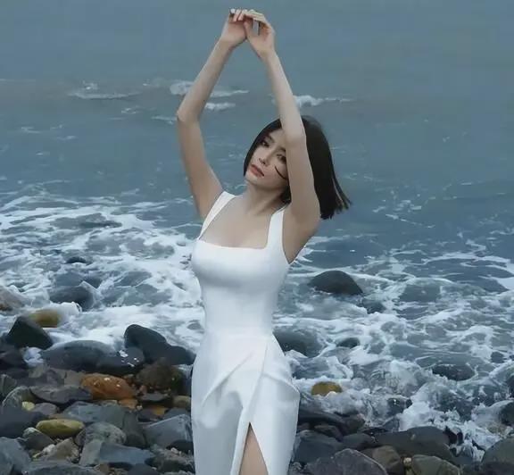 美女明星的脚，文化现象的审视与反思